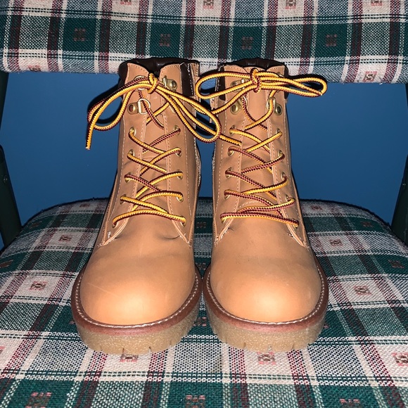 [SOLD!] Tan Boots - Picture 2 of 2